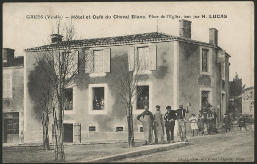 L'hôtel et le café du Cheval Blanc, situé place de l'église et tenu par H. Lucas.